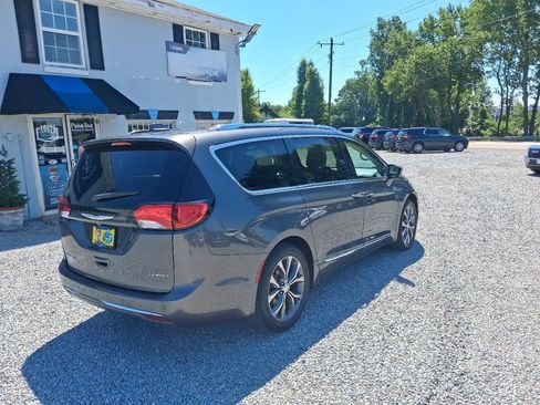 Used 2017 Chrysler Pacifica Limited w/ UConnect Theater Package FWD image 5