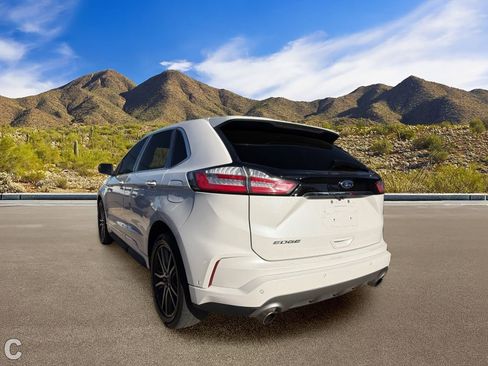 Used 2019 Ford Edge Titanium w/ Equipment Group 301A FWD image 3