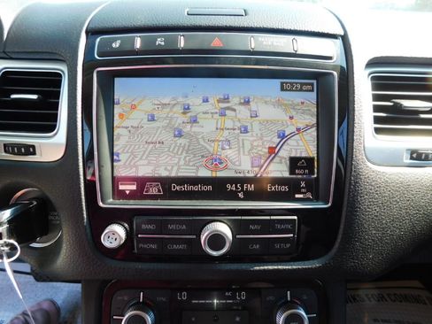 Used 2016 Volkswagen Touareg Sport image 35