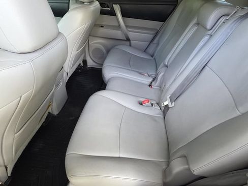 Used 2012 Toyota Highlander SE w/ Tow Pkg FWD image 9