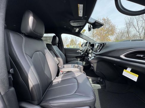 New 2026 Chrysler Pacifica Select image 15