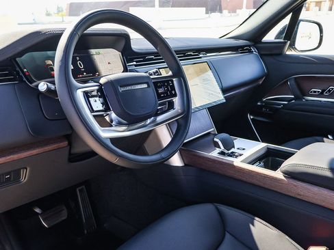 New 2025 Land Rover Range Rover SE image 30