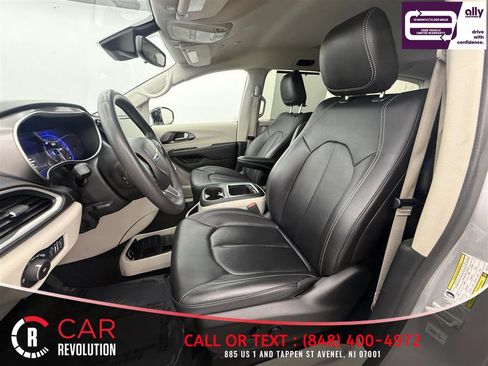 Used 2024 Chrysler Pacifica Touring-L FWD image 12