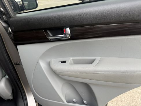 Used 2011 Kia Sorento LX w/ Convenience Pkg image 22