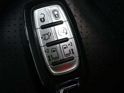 Used 2024 Chrysler Pacifica Limited FWD image 30