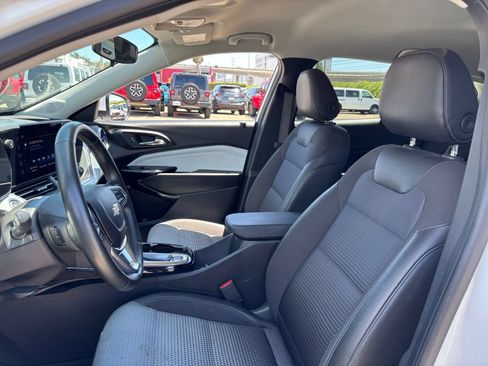Used 2025 Chevrolet Trax LT w/ LT Convenience Package FWD image 25