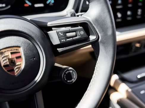 Used 2025 Porsche Cayenne image 56