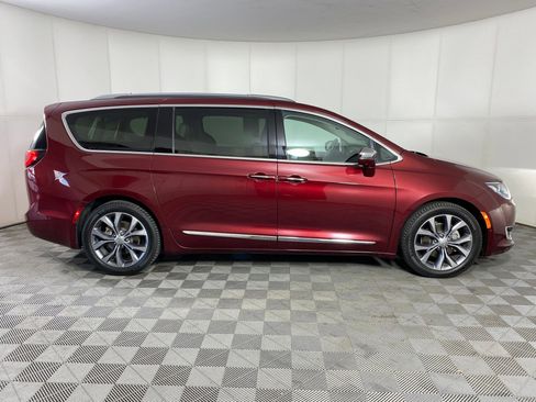 Used 2017 Chrysler Pacifica Limited image 8
