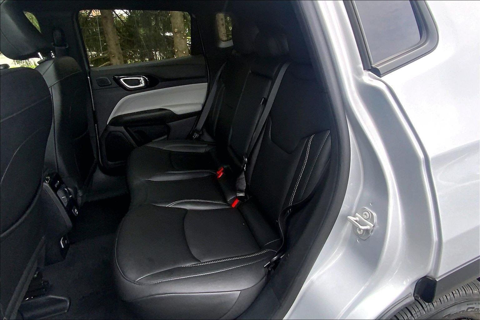 Used 2025 Jeep Compass Limited w/ Sun & Sound Group AWD/4WD image 17
