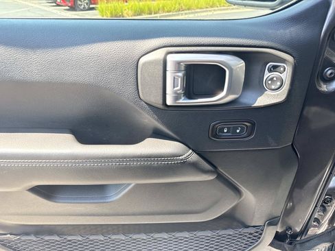 Used 2018 Jeep Wrangler Unlimited Sahara AWD/4WD image 17