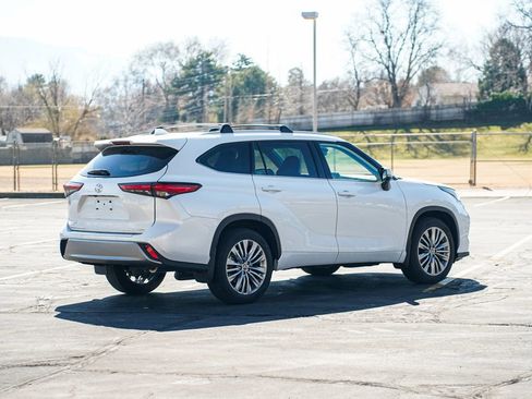 Used 2022 Toyota Highlander Platinum image 5