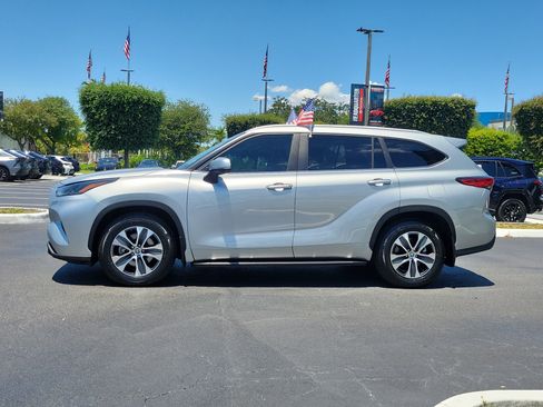Used 2023 Toyota Highlander XLE FWD image 7