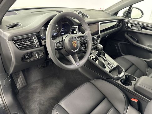 Certified 2025 Porsche Macan image 4