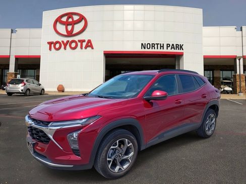 Used 2025 Chevrolet Trax LT w/ LT Convenience Package FWD image 1