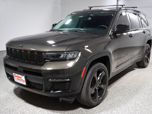 Used 2022 Jeep Grand Cherokee L Limited w/ Black Appearance Package RWD image 32