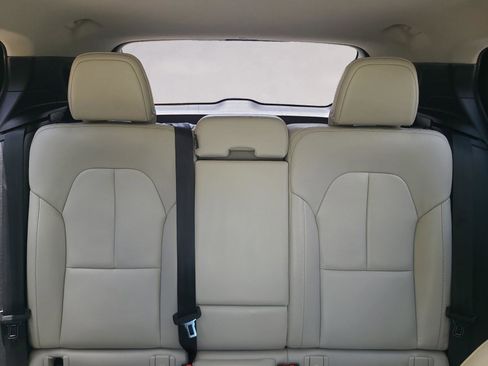 Used 2021 Volvo XC40 T4 Momentum w/ Premium Package FWD image 18