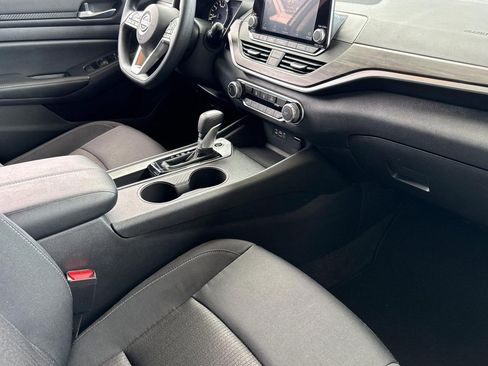 Used 2025 Nissan Altima 2.5 SV FWD image 31