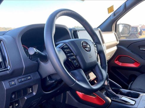 Used 2025 Nissan Frontier PRO-4X w/ Pro Convenience Package image 6
