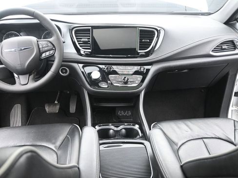 Used 2025 Chrysler Pacifica Limited image 24