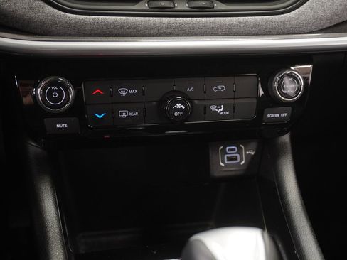 Used 2025 Jeep Compass Latitude AWD/4WD image 33