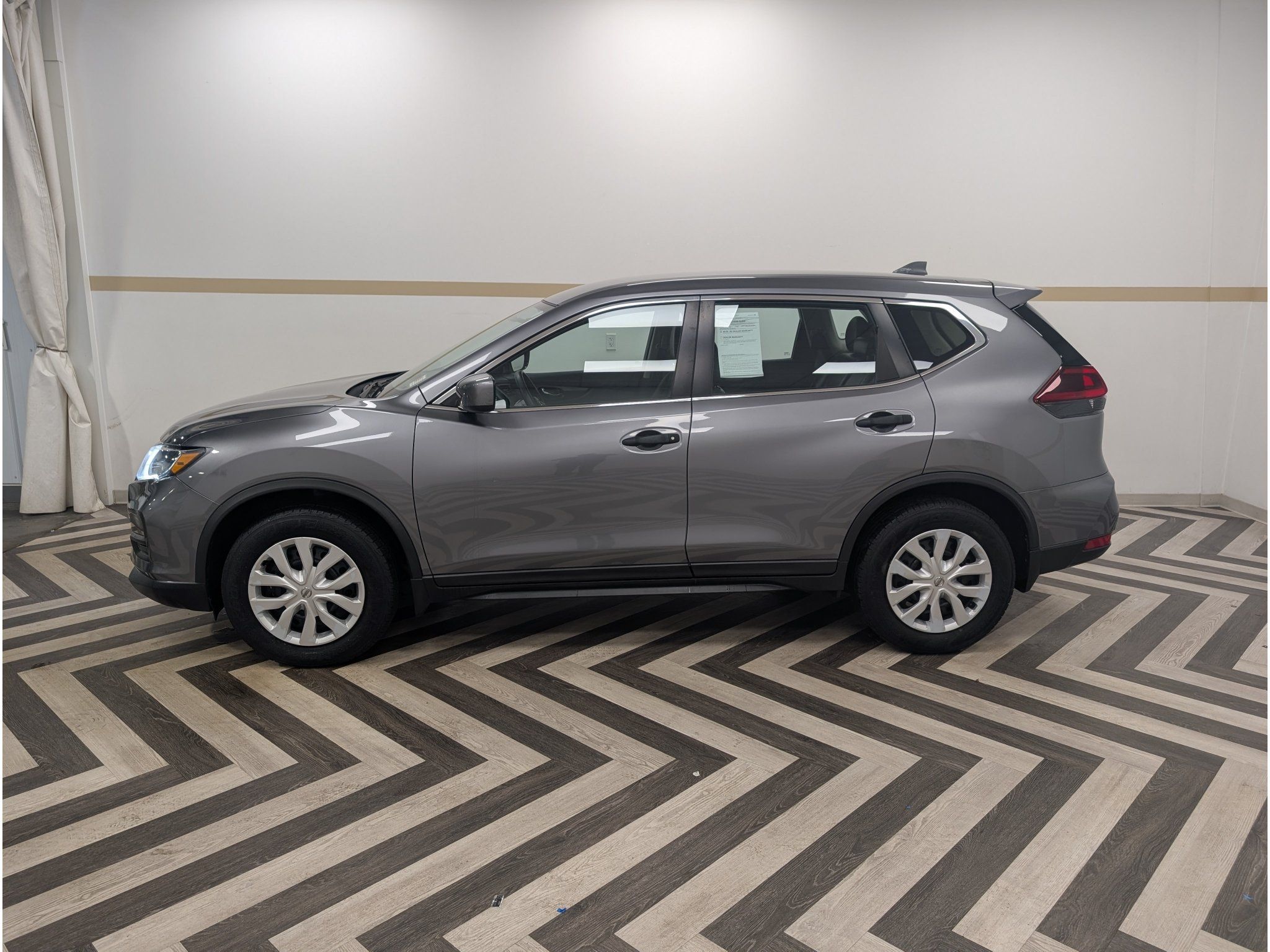 Used 2018 Nissan Rogue S AWD/4WD image 3