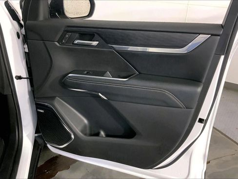 Used 2026 GMC Acadia Elevation w/ Elevation Premium Package FWD image 25
