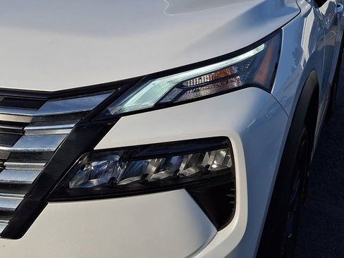 Used 2024 Nissan Rogue SV w/ SV Premium Package image 12