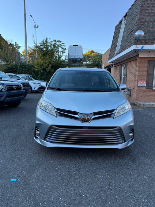 Used 2019 Toyota Sienna XLE FWD image 2