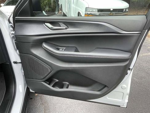 New 2025 Jeep Grand Cherokee Laredo w/ Luxury Tech Group I image 17