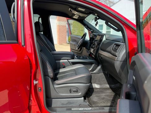 Used 2024 Nissan Titan PRO-4X w/ Pro-4x Convenience Package image 11