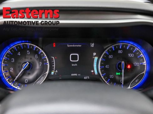 Used 2023 Chrysler Pacifica Touring-L image 18