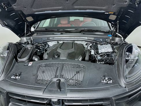 Used 2025 Porsche Macan image 33