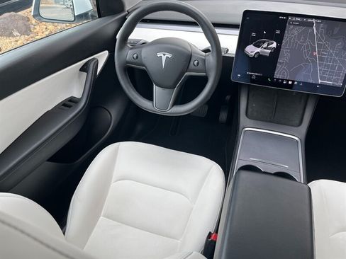 Used 2022 Tesla Model Y Long Range AWD/4WD image 17
