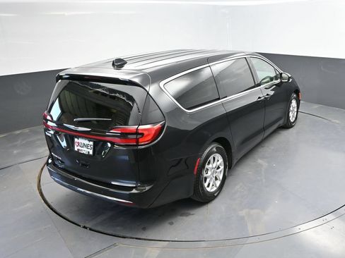 Used 2023 Chrysler Pacifica Touring-L FWD image 33