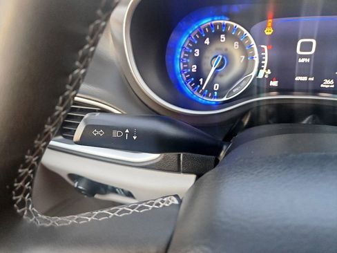 Used 2024 Chrysler Pacifica Touring-L image 20