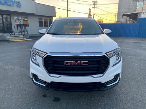 Used 2022 GMC Terrain SLE w/ Driver Convenience Package FWD image 4