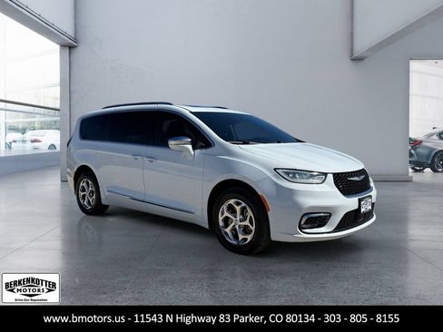 Used 2021 Chrysler Pacifica Limited AWD/4WD image 1