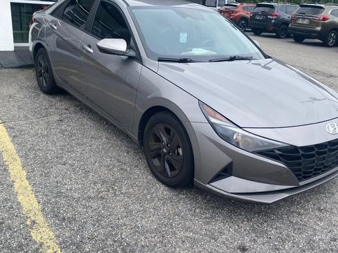 Used 2022 Hyundai Elantra SEL w/ Preferred Accessory Package FWD image 2