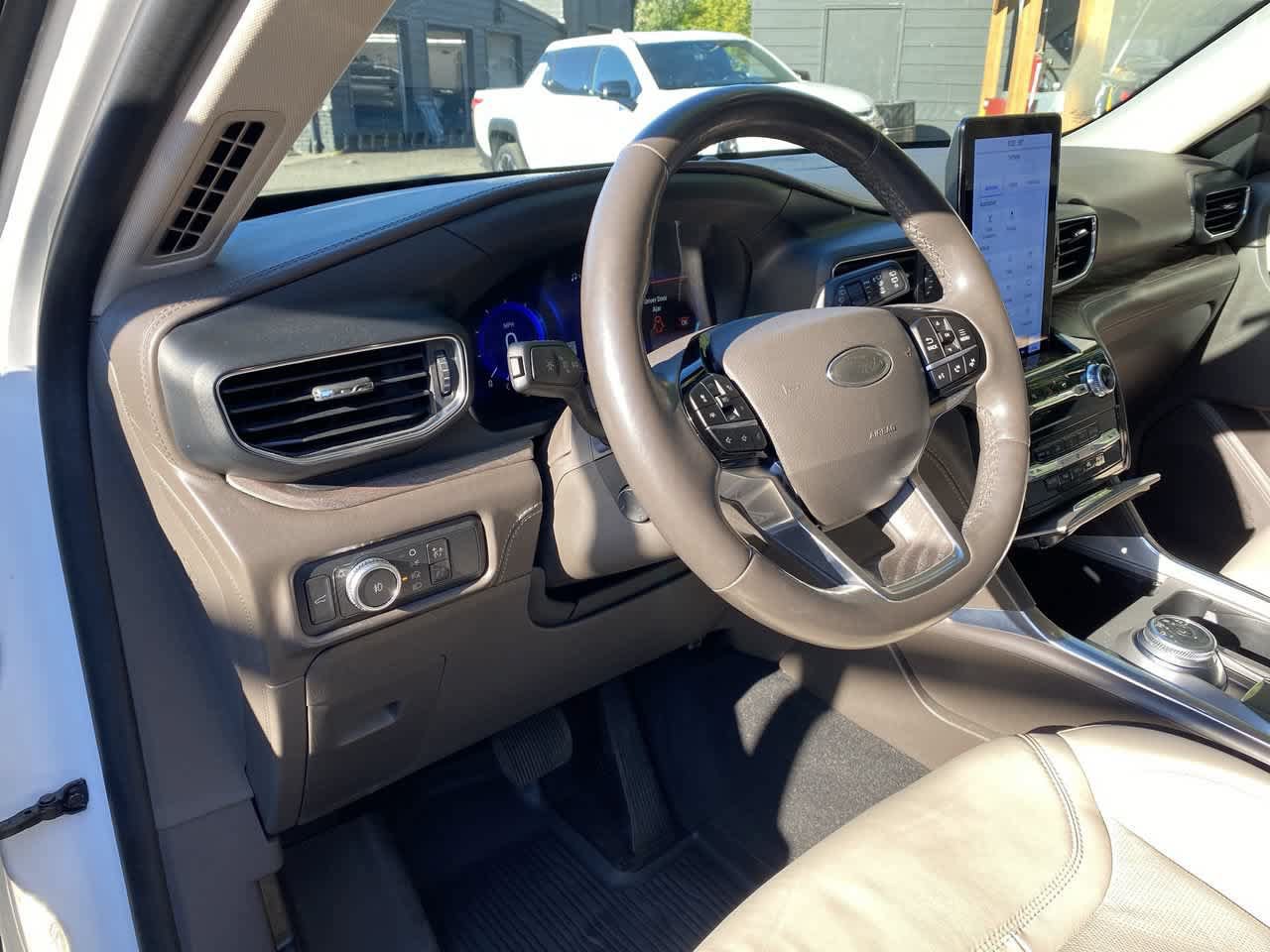 Used 2022 Ford Explorer Platinum w/ Equipment Group 601A AWD/4WD image 2