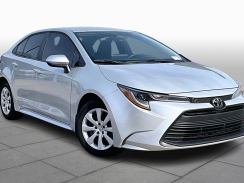Used 2025 Toyota Corolla LE image 3