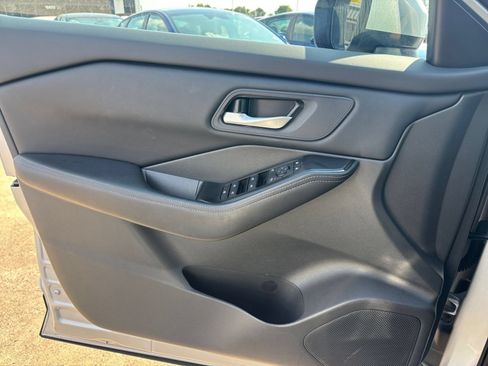 Used 2025 Nissan Rogue SV FWD image 18