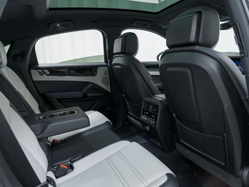 Used 2025 Porsche Cayenne S image 26