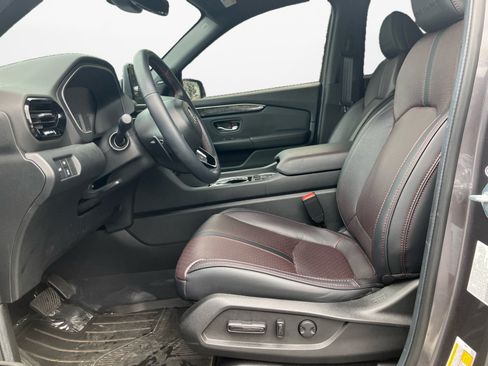 Used 2025 Honda Pilot Black Edition image 11