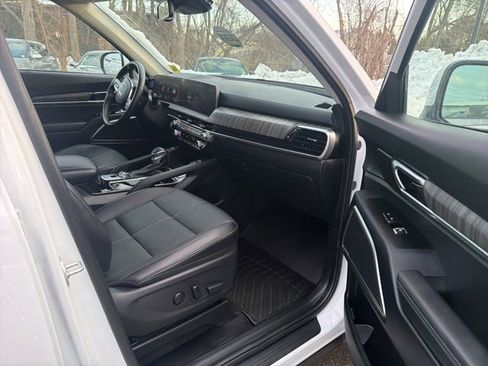 Certified 2024 Kia Telluride EX w/ EX Captain's Chair Package image 17