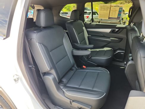 Used 2025 Buick Enclave Preferred FWD image 42