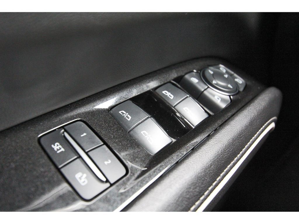 Used 2024 Cadillac Escalade ESV Luxury RWD image 21