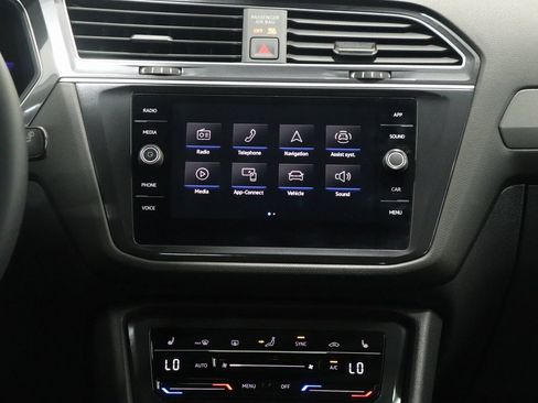 Used 2024 Volkswagen Tiguan SE w/ Panoramic Sunroof Package image 19