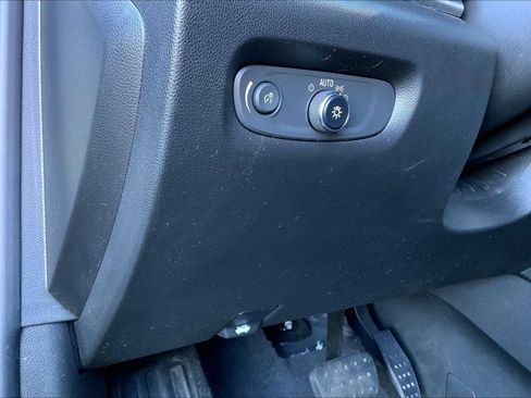 Used 2023 Chevrolet Traverse LT image 36