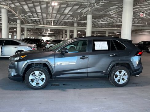 Used 2021 Toyota RAV4 LE AWD/4WD image 7