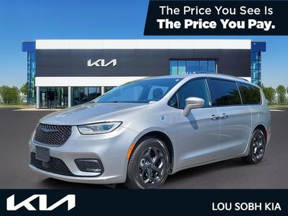 Used 2021 Chrysler Pacifica Limited w/ Uconnect Theater Family Group
